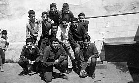 m_1958-1959_4a bach.jpg - Marianistas/Casa Riera/Alfonso XIII - TANGER / MARRUECOSGrupo de 4º de Bachiller de 1958/59Enviada por Germán Gumpert   De izquierda a derecha y empezando por arriba, Vidal y Dominguez,fila del centro, Sotres, Vega, Corteceros, Carmona, Isaak, abajo en cuclillas, Gumpert, Gallardo y Julio Rey. Aquí falta Fernando Castillo, Mario Ballesteros,?